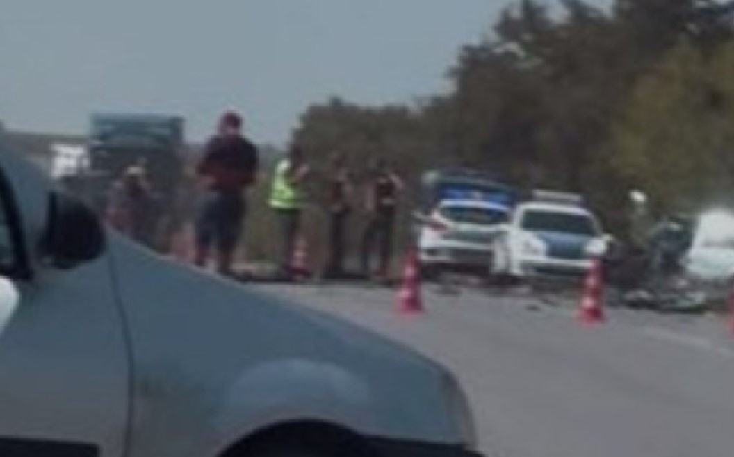 5 души са загинали в тежка катастрофа между 2 автомобила